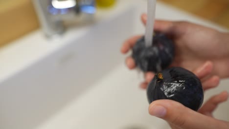 washing figs under running water