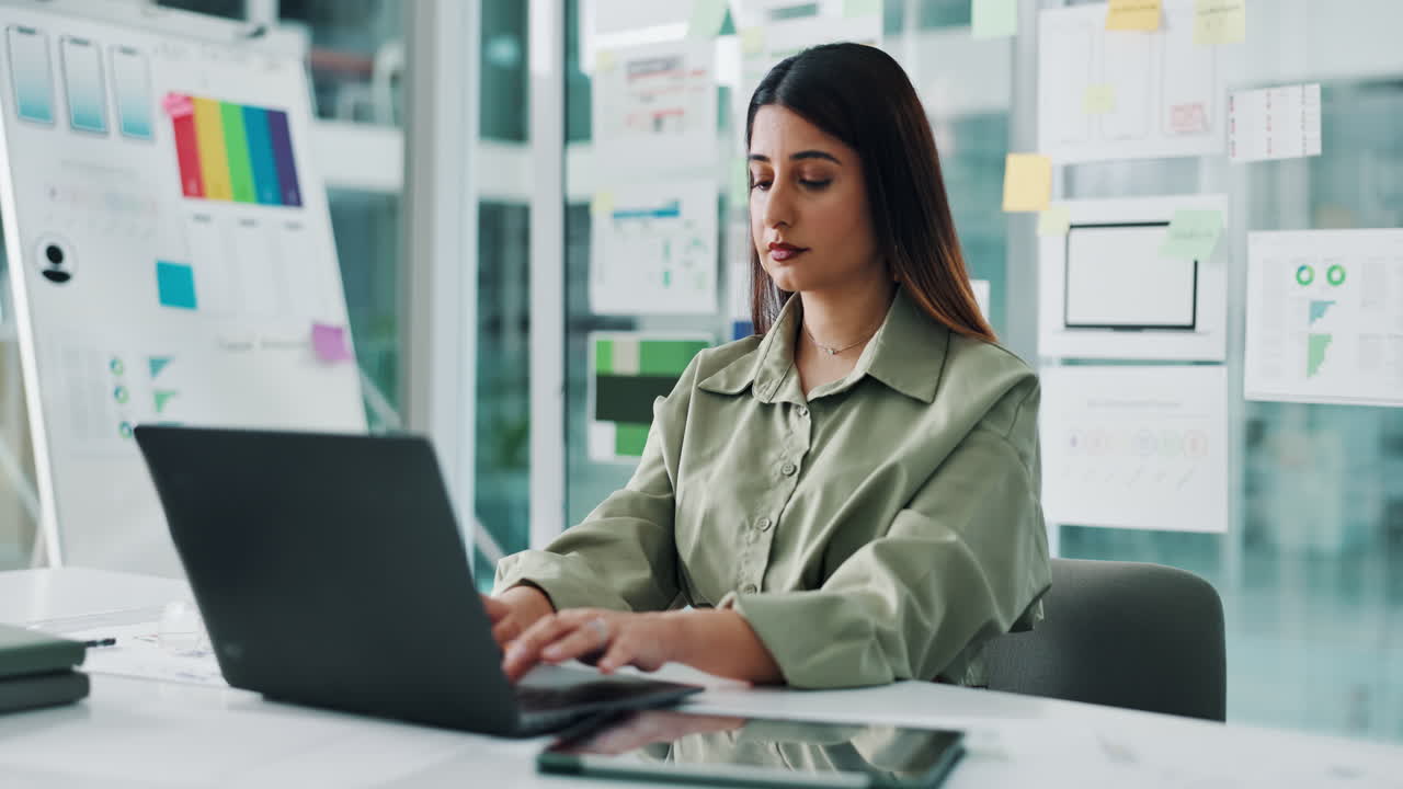 Geschäftsfrau arbeitet in einem modernen Büro