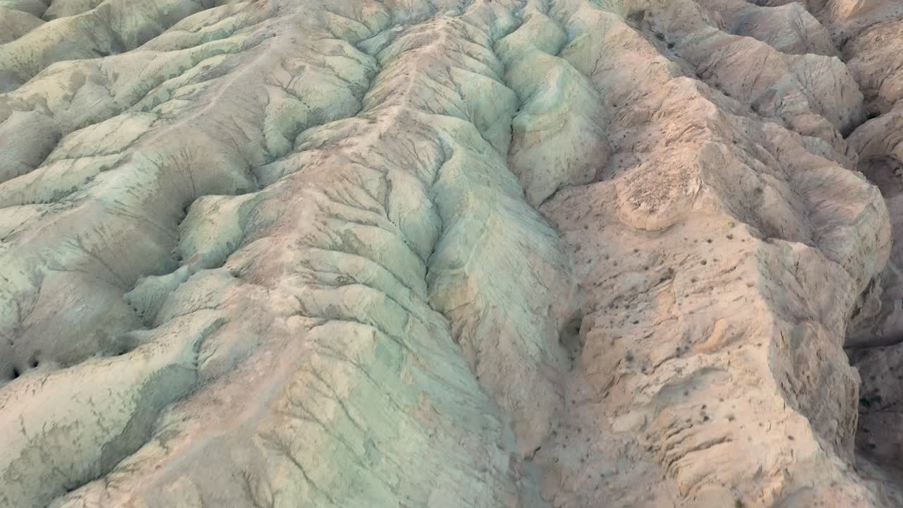 toma aérea cenital en k en arroyo tapiado