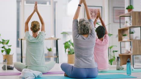 Mujeres-Maduras-Meditando-Con-Manos-De-Oración-Levantadas