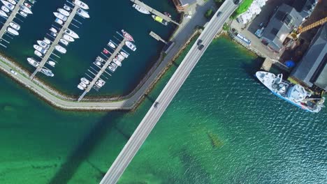 Vista-Aérea-A-Vista-De-Pájaro-Del-Tráfico-En-El-Puente-Gisundbrua,-Que-Conecta-Las-Islas-Senja-Y-Lofoten-Con-Noruega-Continental,-Disparo-De-Drones-De-Arriba-Hacia-Abajo