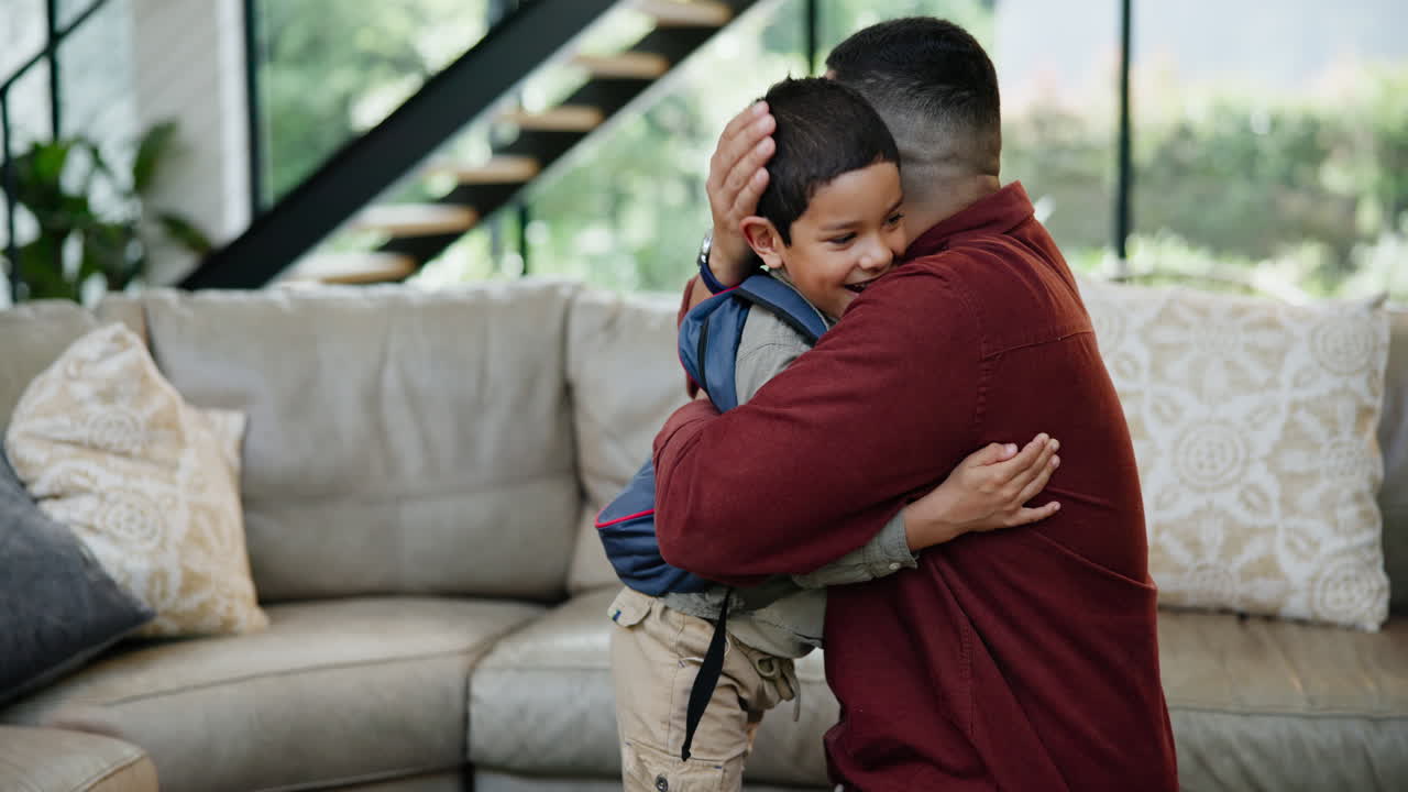 padre abrazando a su hijo antes de la escuela