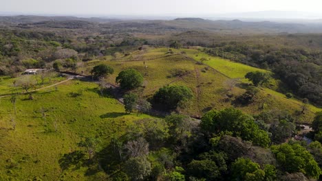 Langsame,-Ruhige-Und-Entspannte-Drohnenansicht-Der-Ländlichen-Landschaft,-Costa-Rica