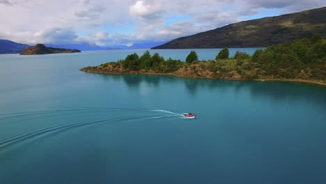 Aéreo---Un-Bote-Rápido-En-El-Lago-General-Carrera,-Patagonia,-Chile,-Plano-General