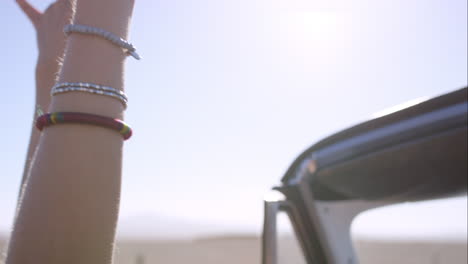 Hermosa-Mujer-Disfrutando-De-Un-Paseo-En-Un-Auto-Vintage-Convertible-En-Un-Viaje-Por-Carretera-Con-Los-Brazos-Extendidos