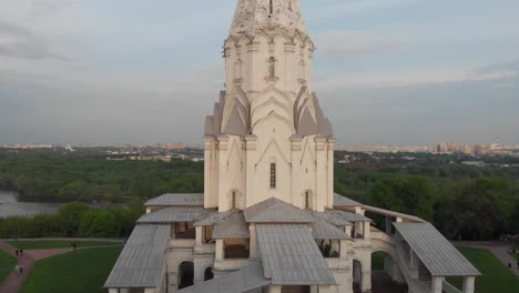 río moska de moscú e iglesia de kazán 4k desde un dron por la tarde