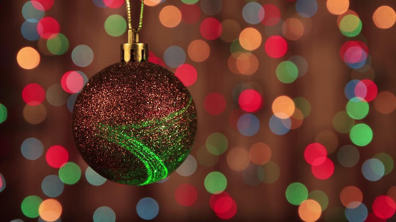 decoración para el año nuevo - una bola marrón brillante de primer plano.