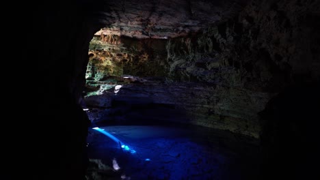 oszałamiający naturalny basen jaskiniowy zaczarowana studnia lub poço encantado w parku narodowym chapada diamantina w północno-wschodniej brazylii z piękną czystą, błękitną wodą i promieniami słońca