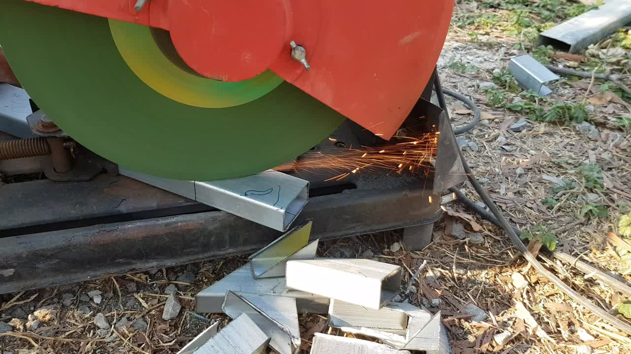 건설 노동자들은 원형 도자기로 강철을 잘라서 불꽃을 일으킨다.