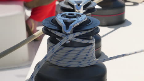 automatic windlass picking up the rope during the navigation of a sailboat