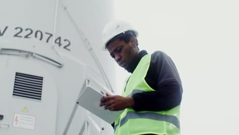 técnico que trabaja en una turbina eólica