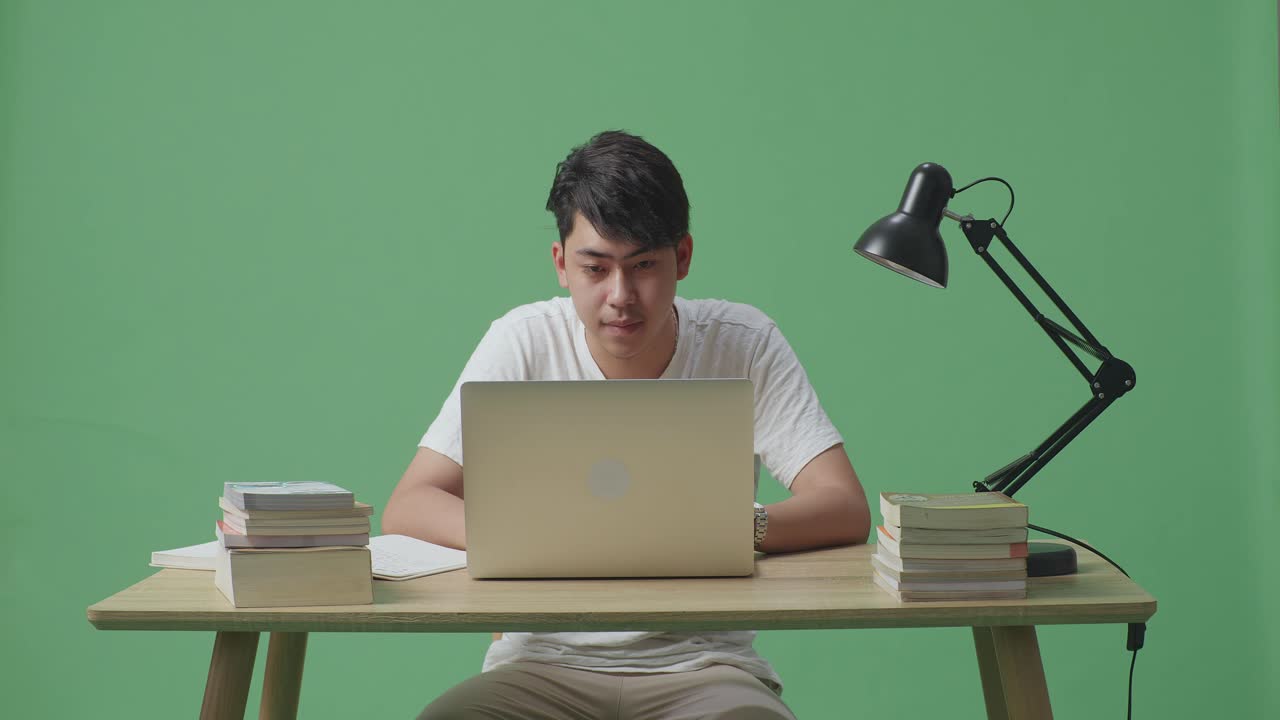 노트북에서 일하는 학생