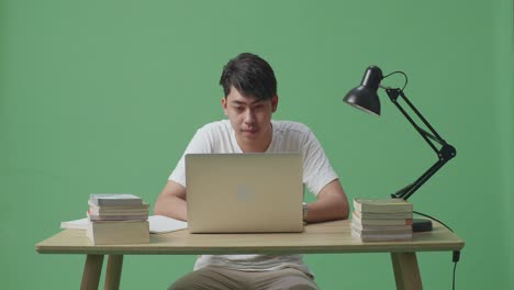 노트북에서 일하는 학생