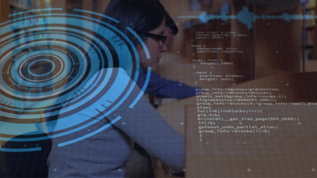 escáner redondo y procesamiento de datos sobre una estudiante caucásica que estudia en la biblioteca de la universidad