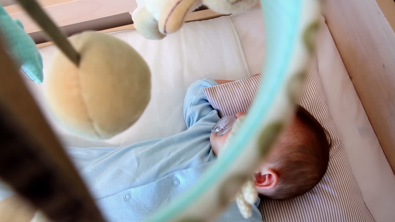 Neonato che dorme nella culla