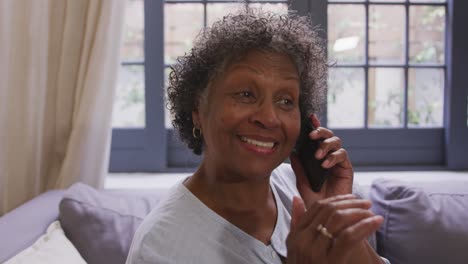 Ältere-Frau-Mit-Gemischter-Abstammung,-Die-Ein-Smartphone-Benutzt.-Soziale-Distanzierung-Und-Selbstisolation-In-Quarantäne
