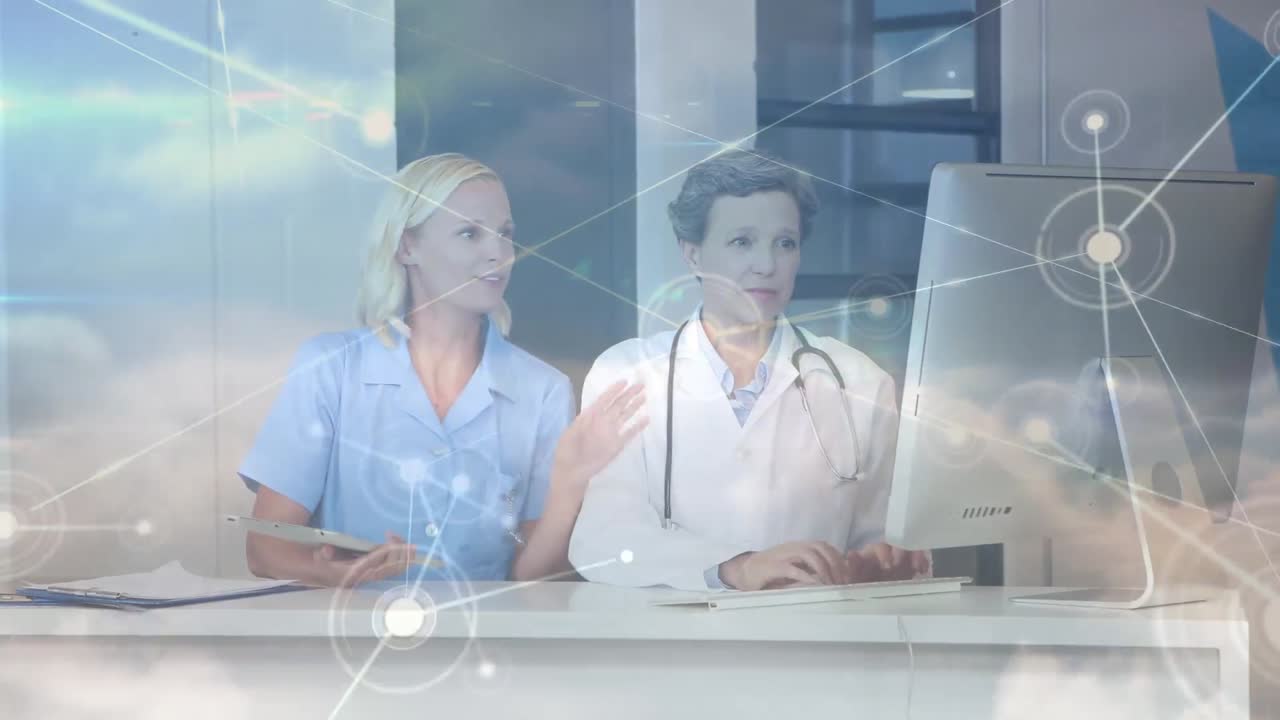 animación de redes de conexiones y cielo sobre mujeres médicas caucásicas usando computadora
