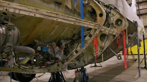 Mecánicos-Trabajando-En-Un-Avión