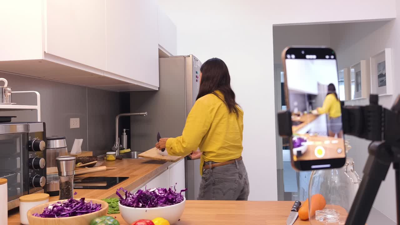 tutorial de video de cocina: un plato de repollo rojo delicioso y saludable