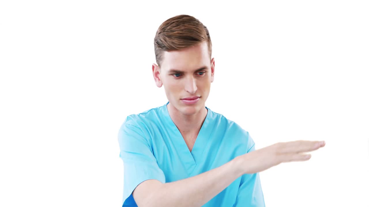 디지털 스크린을 사용하는 외과 의사