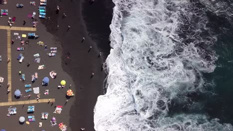 Tropischer-Strand-Mit-Schwarzem-Sand-Aus-Der-Luft-Von-Oben-Nach-Unten-In-Playa-Arena,-Insel-Teneriffa,-Spanien