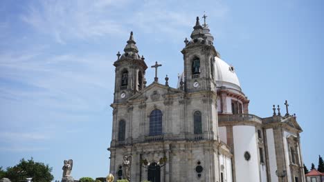 Stattliche-Fassade-Des-Sameiro-Heiligtums-Mit-Zwei-Glockentürmen,-Braga