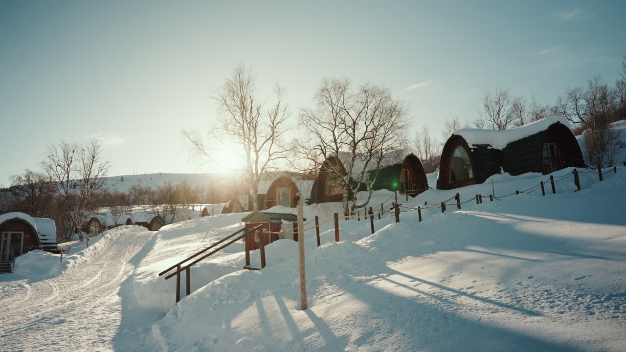 북극권 위의 노르웨이 키르케네스 스노우 호텔(kirkenes snow hotel)의 슬로우 모션 패닝 뷰