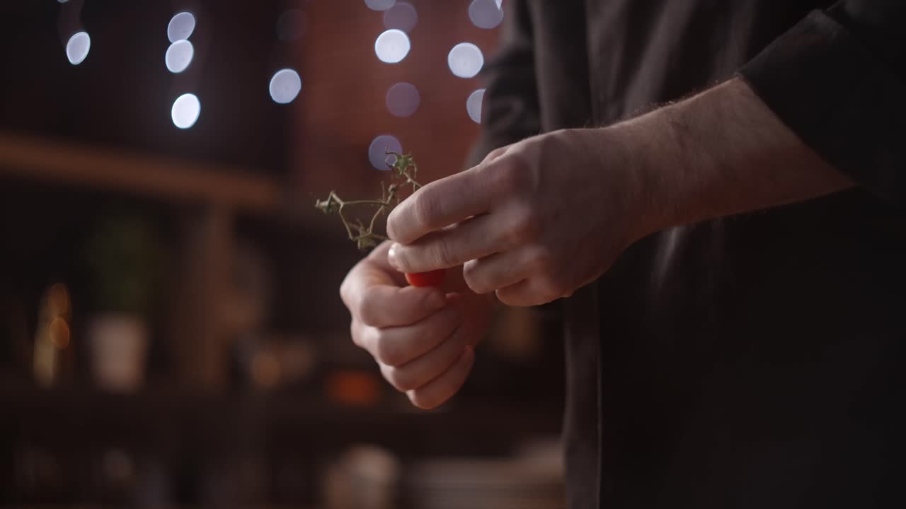 딸기를 준비하는 요리사