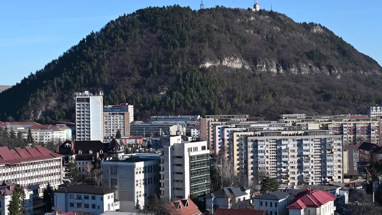 Lotniczy widok z drona na Piatra Neamt w Rumunii w słoneczny dzień