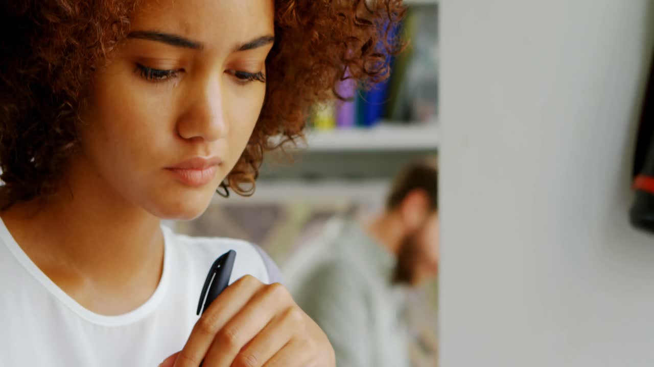 arquitecta escribiendo una nota en la oficina 4k