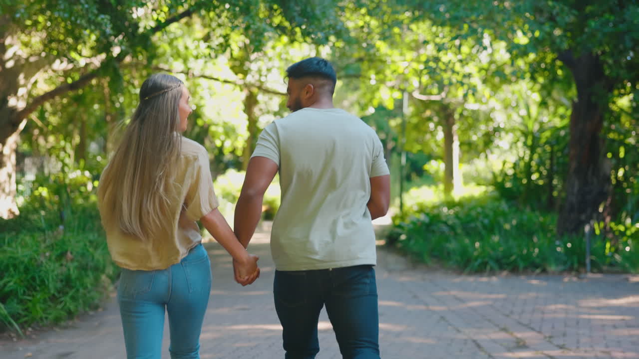 사랑, 데이트, 커플이 함께 공원에서 뛰고 있습니다.