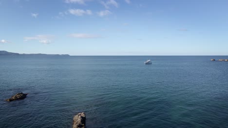 Vista-Lejana-Desde-La-Península-De-Tawharanui-De-Un-Yate-De-Lujo-En-Medio-Del-Mar-En-Nueva-Zelanda