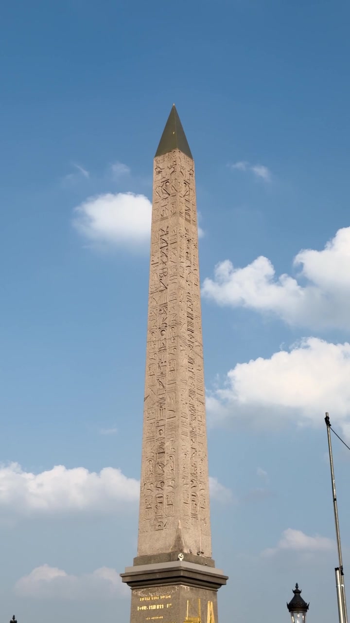 Obelisco di Luxor con geroglifici a Place de la Concorde a Parigi.