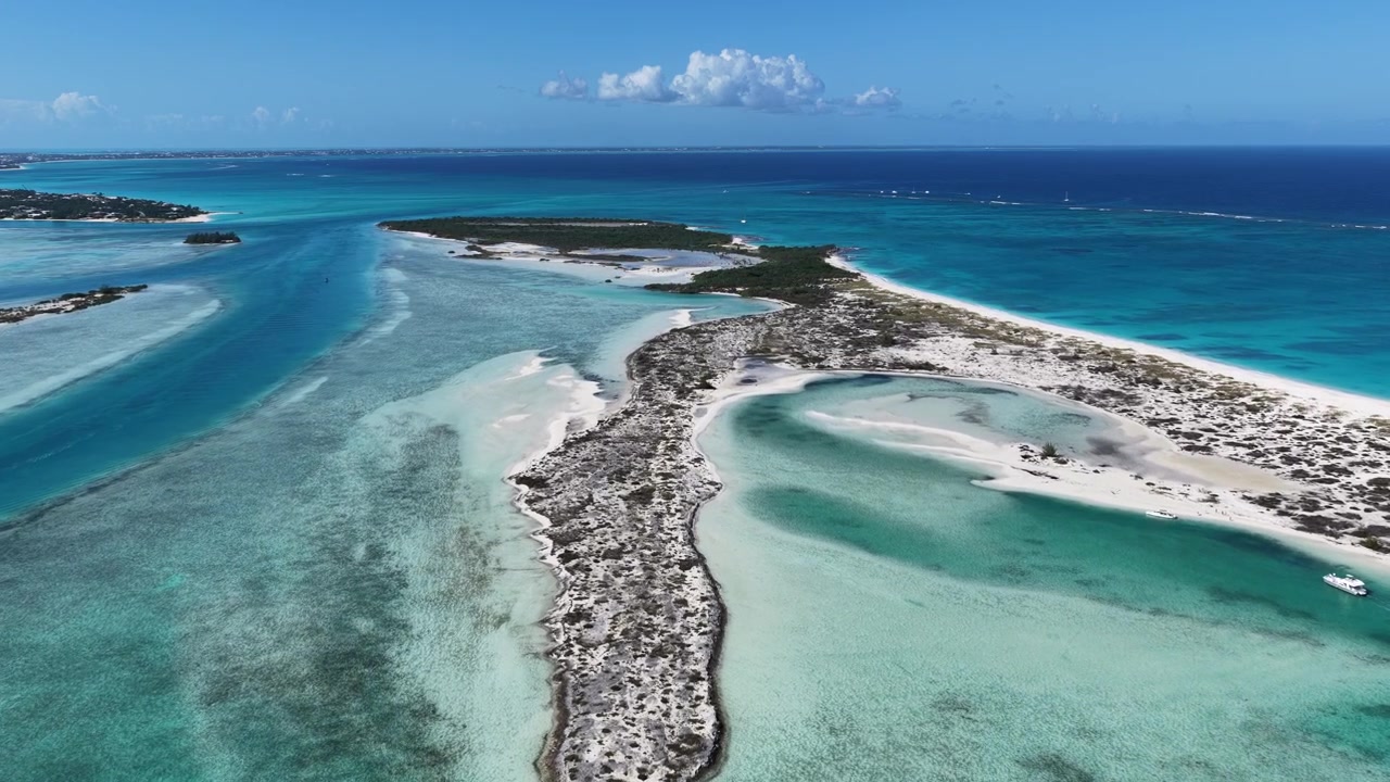 Skyline di Turks e Caicos a Providenciales, nel Territorio d'oltremare del Regno Unito. Skyline caraibico. Paesaggio costiero. Sfumature di blu acquerello. Skyline di Turks e Caicos a Providenciales. Sfondo naturale.