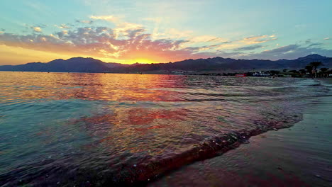Spektakulärer-Sonnenuntergang-Mit-Orangefarbenem-Himmel-Am-Strand-Von-Lagoona,-Dahab,-Ägypten,-Sehr-Ruhige-Wellenbewegung