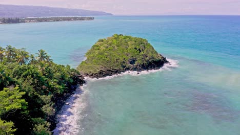 paisaje marino escénico con vegetación exuberante en playa bonita, las terrenas, república dominicana - toma aérea de drones