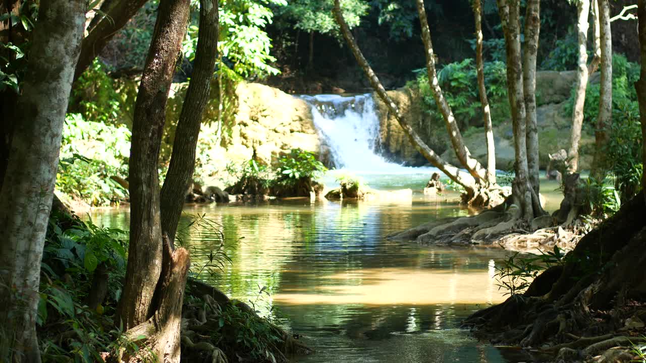 cataratas en la jungla de tailandia