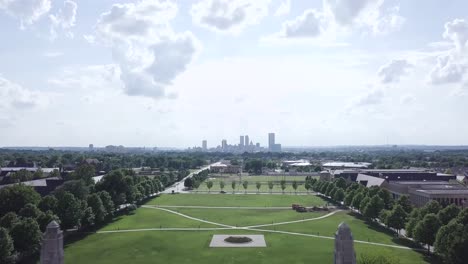 volando sobre la universidad de tulsa con un dron mirando hacia tulsa