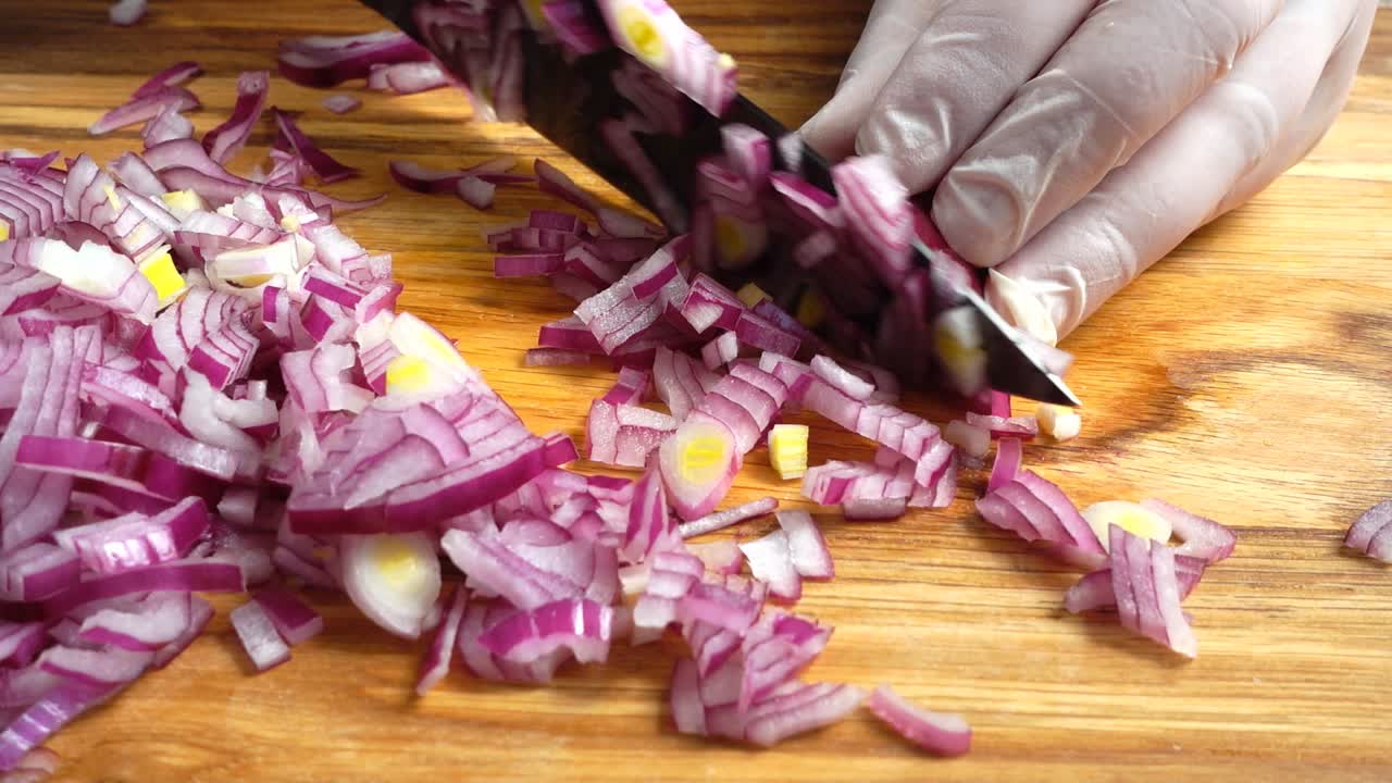 Mani dello chef con coltello che taglia la cipolla su un tagliere di legno. Preparazione per cucinare. Alimentazione sana e stile di vita