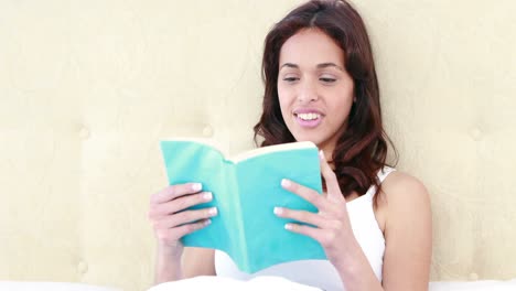 mujer leyendo un libro en su bonita cama