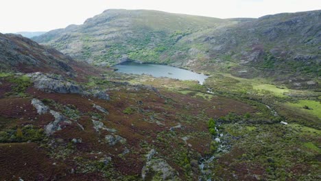 órbita-Aérea-Alrededor-Del-Río-Tera-Canyon-Canal-Río-Y-Presa-En-Un-Día-Nublado