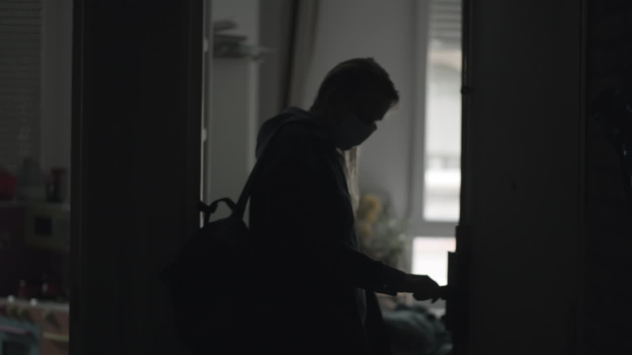 집을 떠나기 전에 그녀는 마스크를 착용해야 합니다.