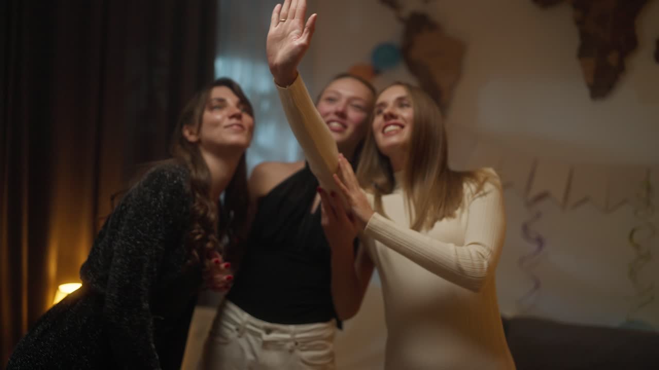 파티에서 축하하는 십대 소녀들