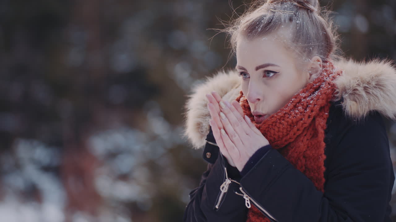 крупный план замерзающей женщины на улице 1