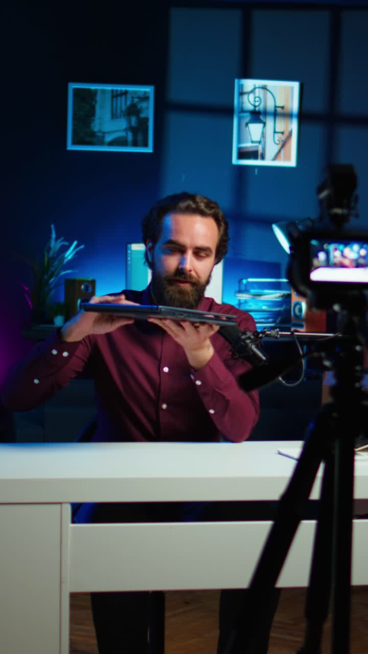 Star di Internet che realizza video verticali, testimonial di un notebook brandizzato, impressionata dalla sua sottigliezza