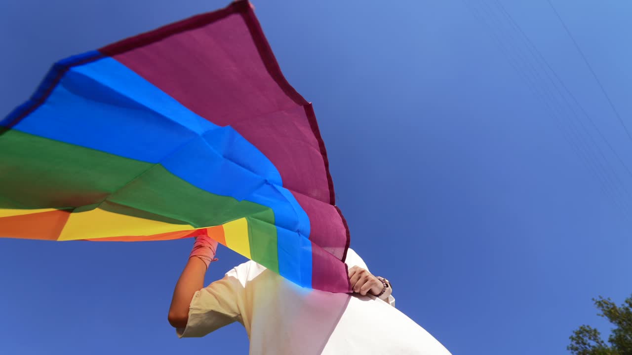 joven sosteniendo la bandera del orgullo