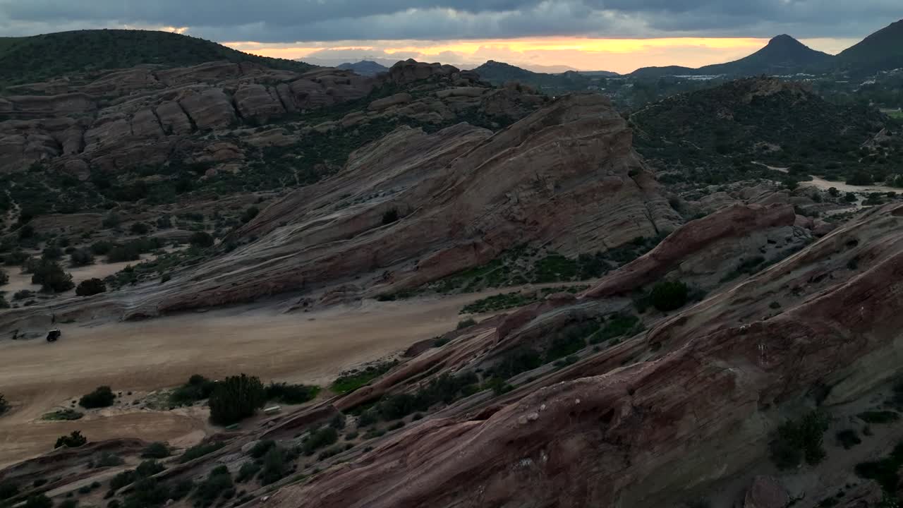 parque del área natural de vasquez rocks en crepúsculo