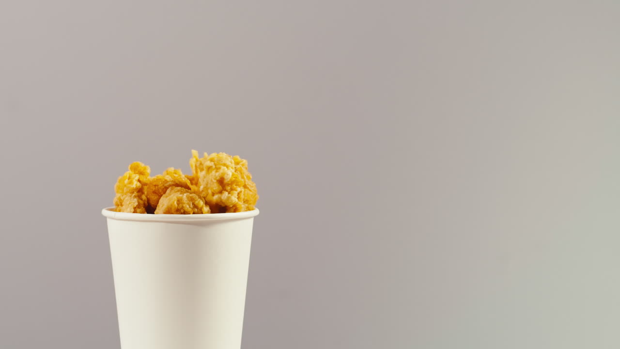 Popcorn in una tazza di carta