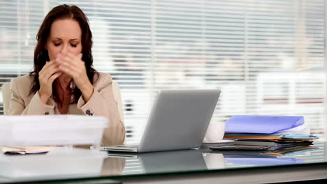 Businesswoman-looking-for-a-folder