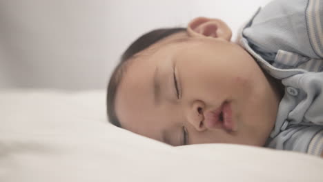 primer plano de un niño acostado y durmiendo cómodamente en la cama